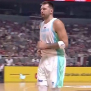 开云登录入口-瘦身励志东！东契奇复出首节轻松砍下15分 超远三分轻松写意！